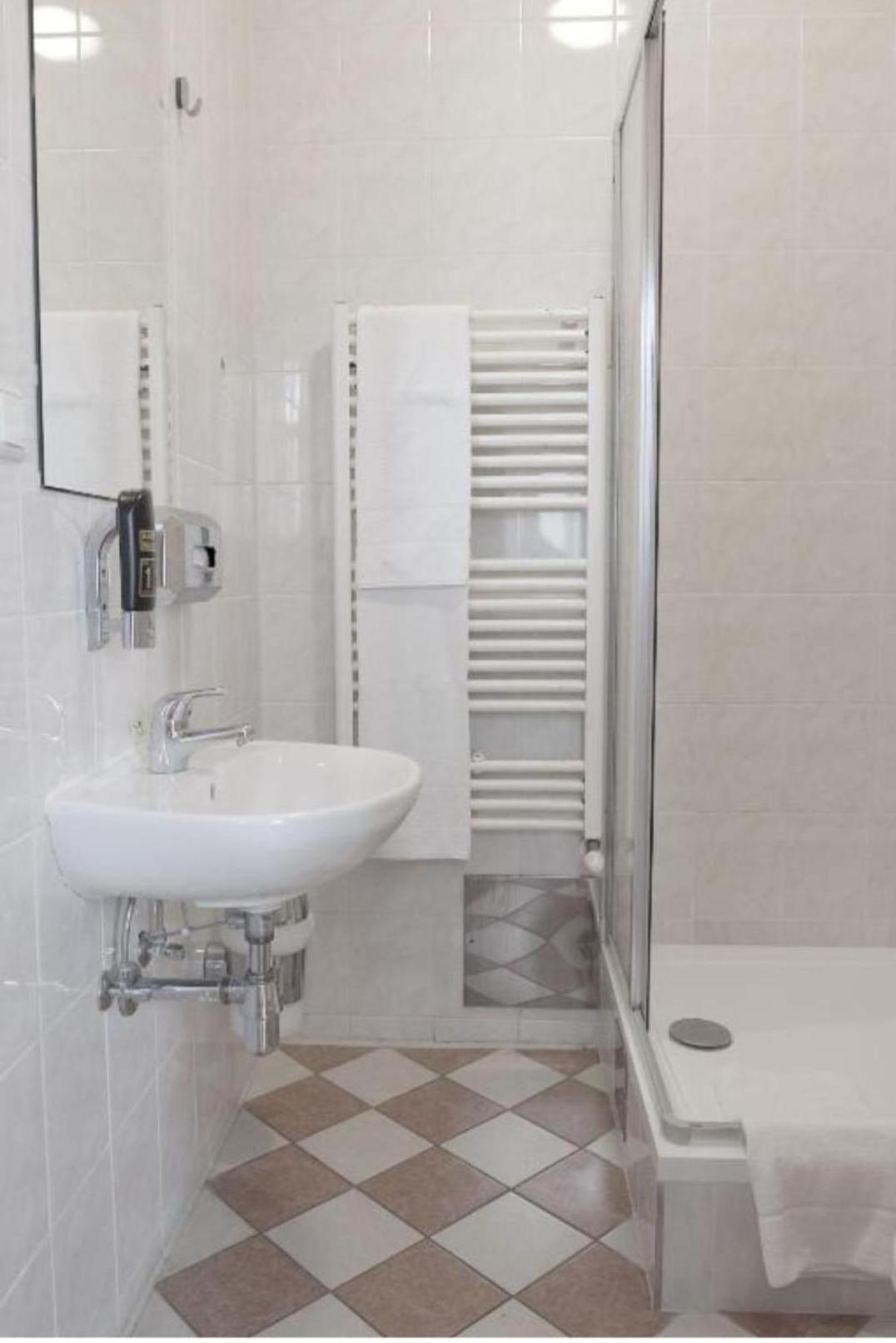Hotel Pension Arpi Vienne Extérieur photo